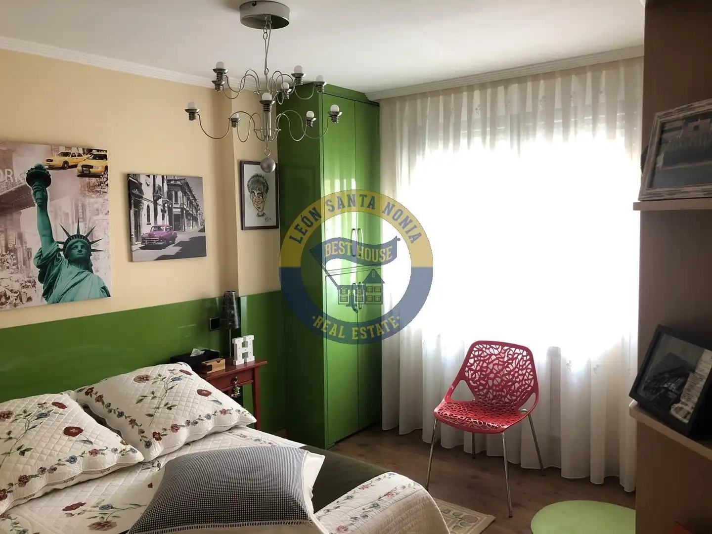 Dormitori de Casa o xalet en venda en León Capital  amb Calefacció, Jardí privat i Moblat