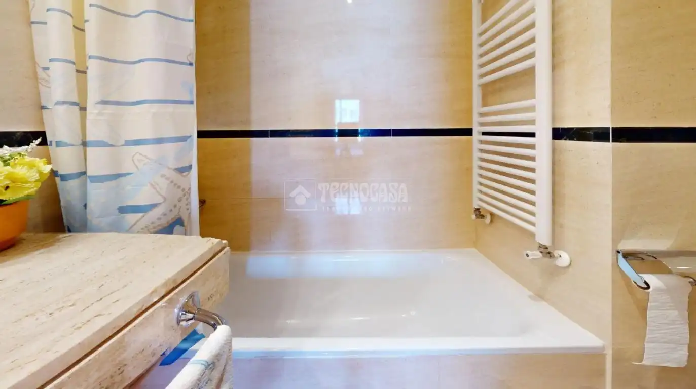 Bathroom of Flat for rent in Madrid  with Air Conditioner, Heating and Community pool