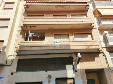 Casa con balcón en venta en Novelda