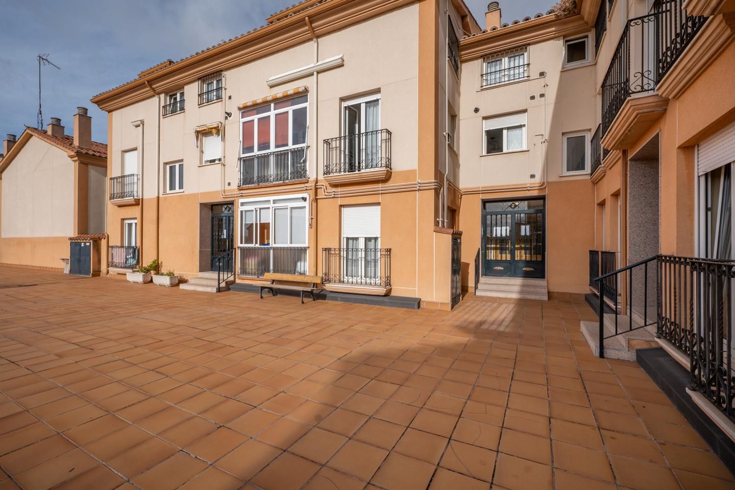 Vista exterior de Piso en venta en Ávila Capital con Calefacción, Parquet y Trastero