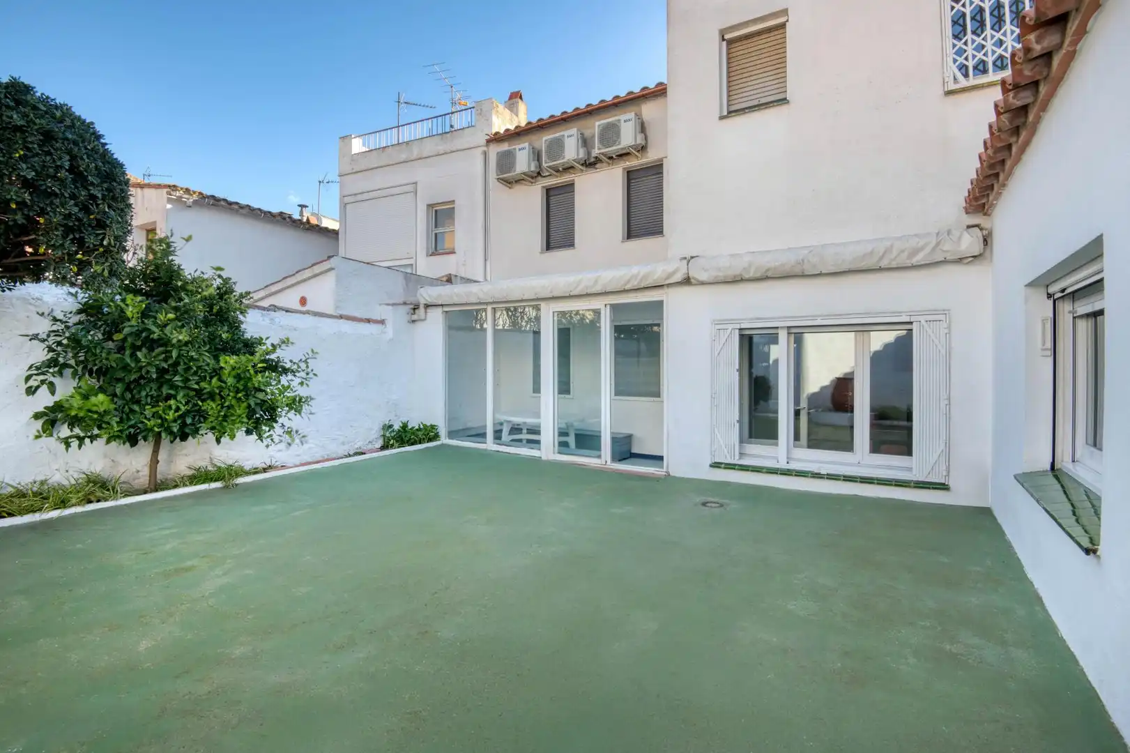 Vista exterior de Casa adosada en venda en Palafrugell amb Calefacció i Terrassa