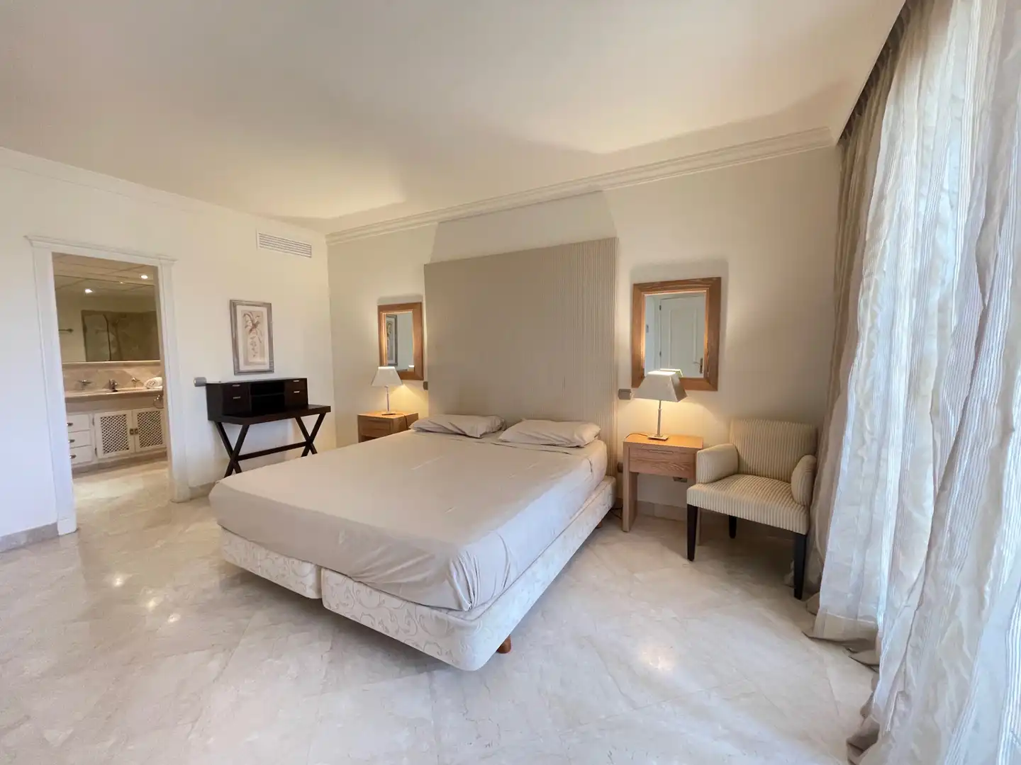 Habitación de Apartamento de alquiler en Marbella con Aire acondicionado, Terraza y Amueblado