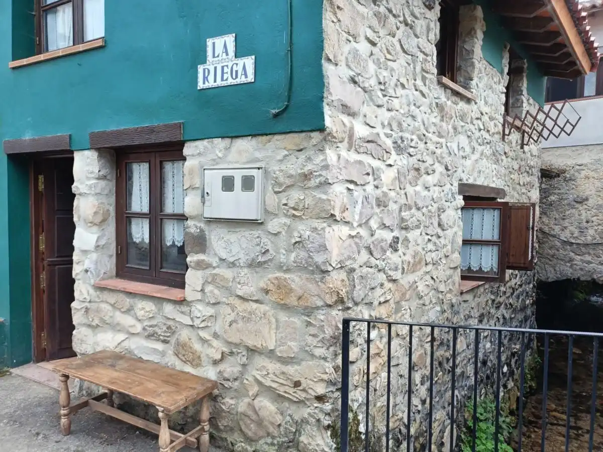 Außenansicht von Einfamilien-Reihenhaus zum Verkauf in Llanes mit Heizung und Möbliert