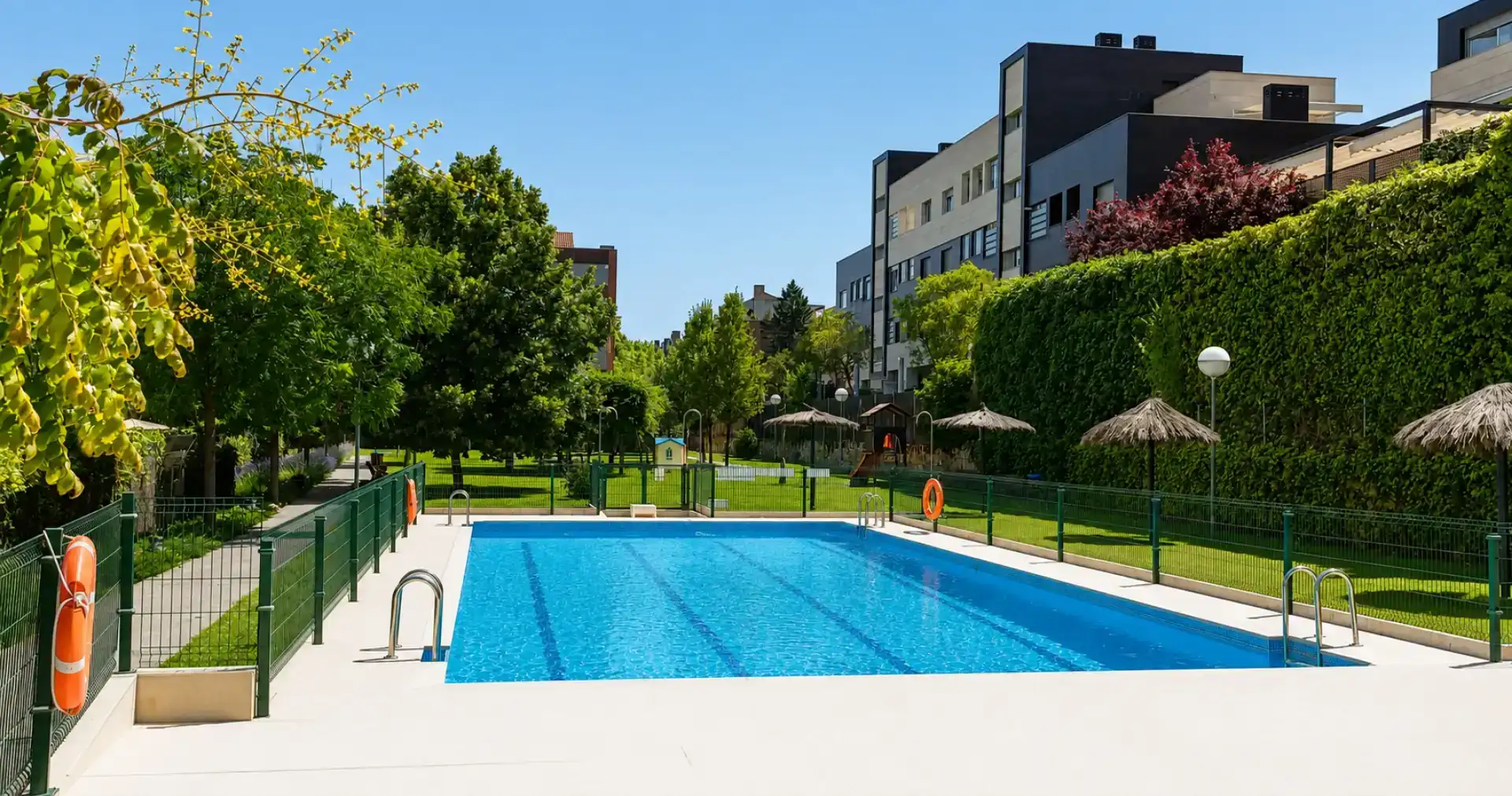 Piscina de Pis en venda en La Moraleja