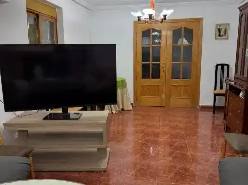 Sala d'estar de Casa adosada en venda en Segura de la Sierra amb Aire condicionat, Traster i Moblat