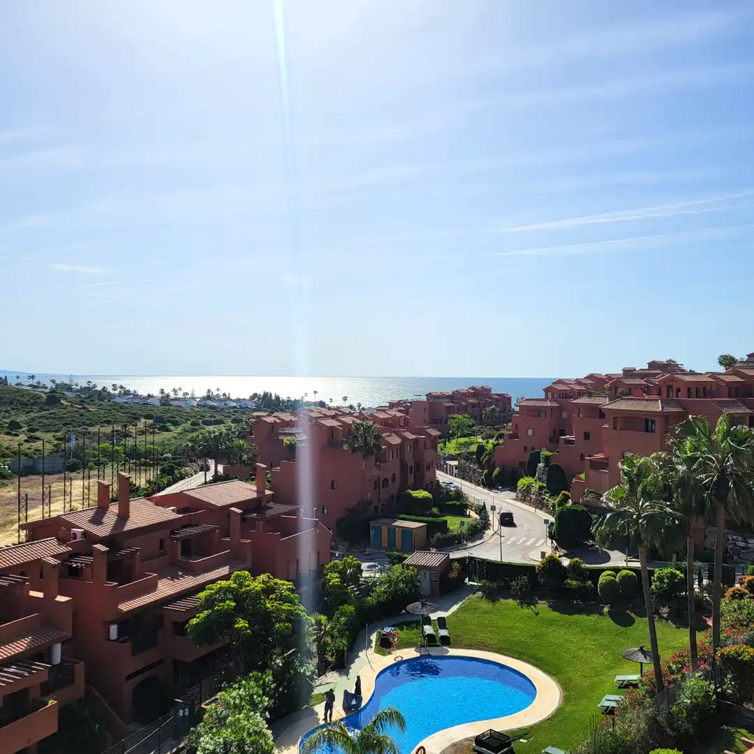 Vista exterior de Àtic en venda en Estepona amb Aire condicionat, Terrassa i Traster