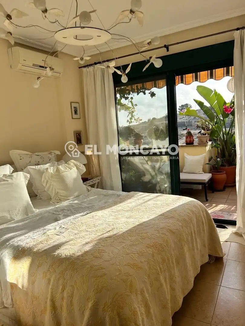 Dormitori de Casa adosada en venda en Orihuela amb Aire condicionat, Calefacció i Jardí privat