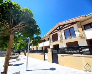 Vista exterior de Casa adosada en venda en Legorreta amb Terrassa i Balcó