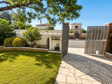 Casa con balcone in vendita a Calle DE LES BEGONIES