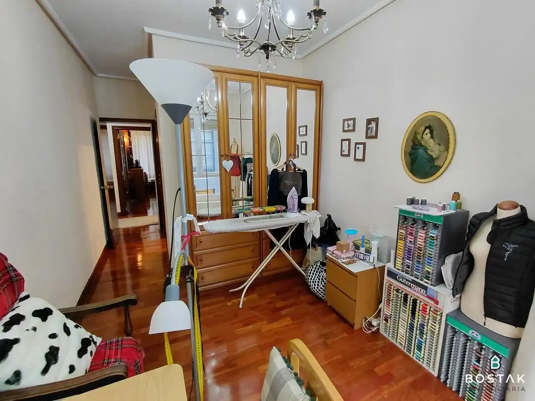 Sala d'estar de Pis en venda en Bilbao  amb Calefacció, Terrassa i Balcó
