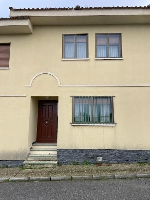 Vista exterior de Casa adosada en venda en Bernardos amb Calefacció
