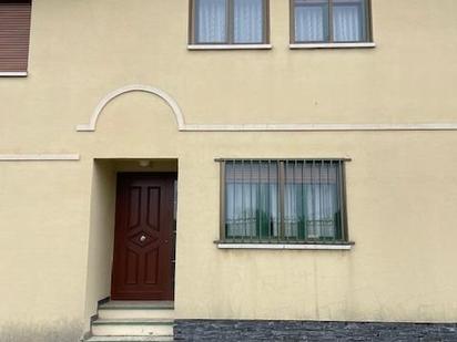 Vista exterior de Casa adosada en venda en Bernardos amb Calefacció