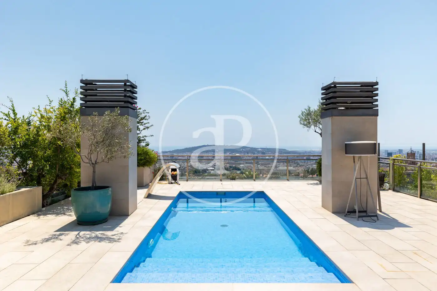 Piscina de Pis en venda en Barcelona amb Aire condicionat, Calefacció i Jardí privat