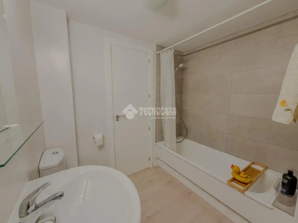 Baño de Piso en venta en Rota con Aire acondicionado, Calefacción y Jardín privado