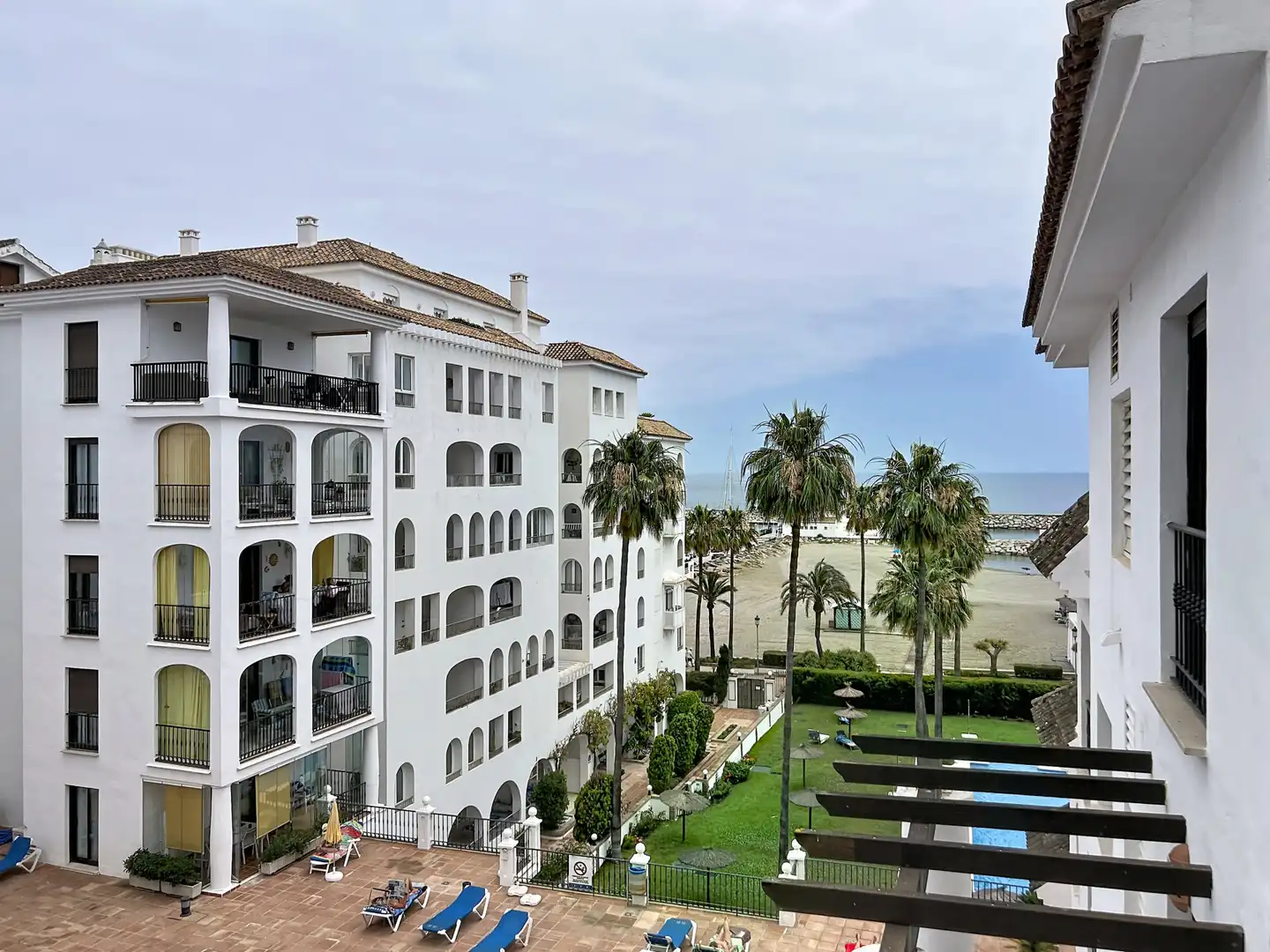 Außenansicht von Wohnungen zum Verkauf in Manilva mit Klimaanlage, Terrasse und Abstellraum