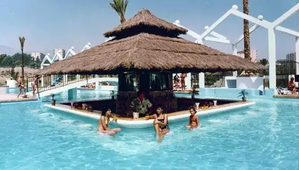 Piscina de Apartament en venda en Benalmádena amb Aire condicionat, Jardí privat i Terrassa