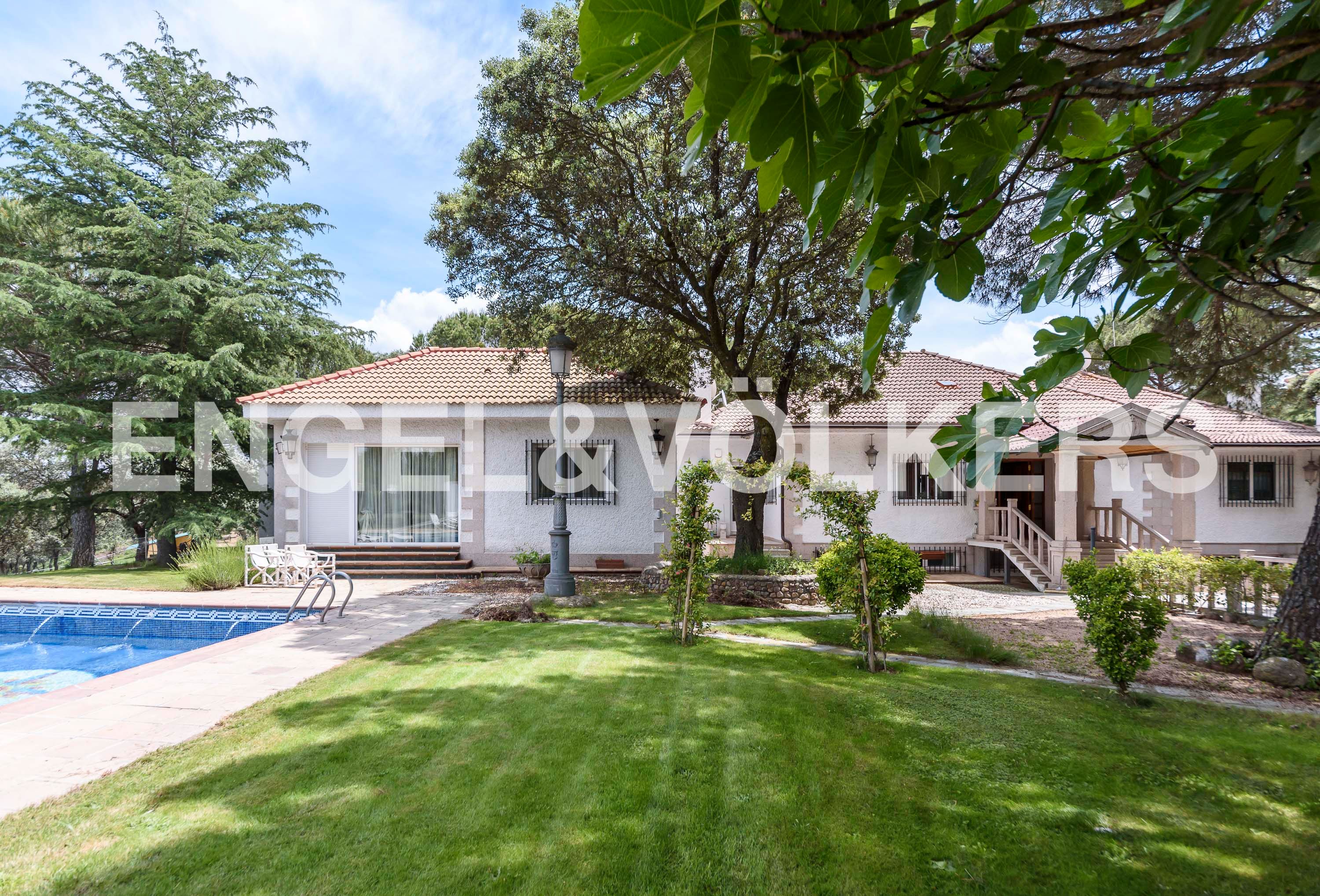 Exterior view of House or chalet for sale in Villanueva de la Cañada  with Heating and Swimming Pool