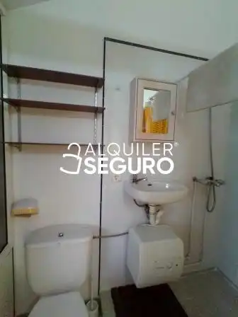 Baño de Piso de alquiler en Oleiros con Calefacción, Trastero y Amueblado