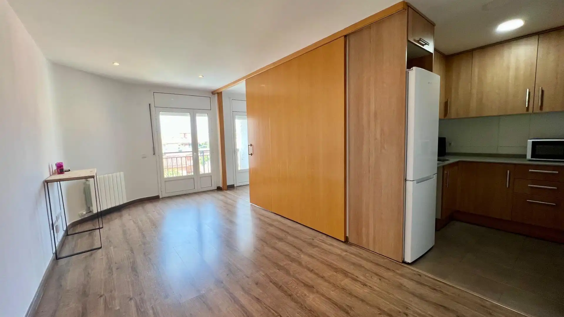 Schlafzimmer von Dachboden zur Miete in Mataró mit Parkett und Balkon