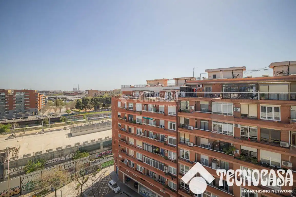 Vista exterior de Ático en venta en Barcelona con Balcón