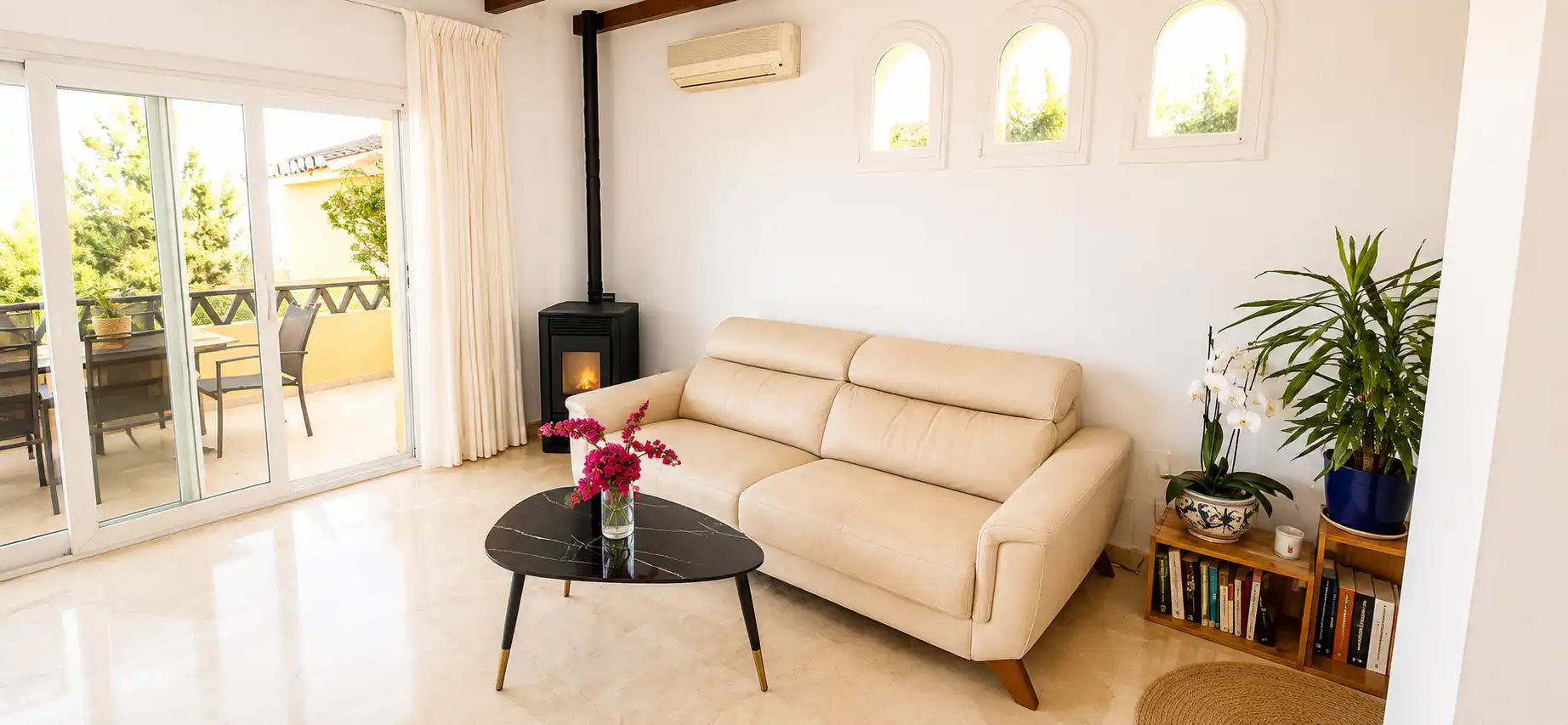 Sala de estar de Casa adosada en venta en Mijas con Aire acondicionado, Calefacción y Jardín privado
