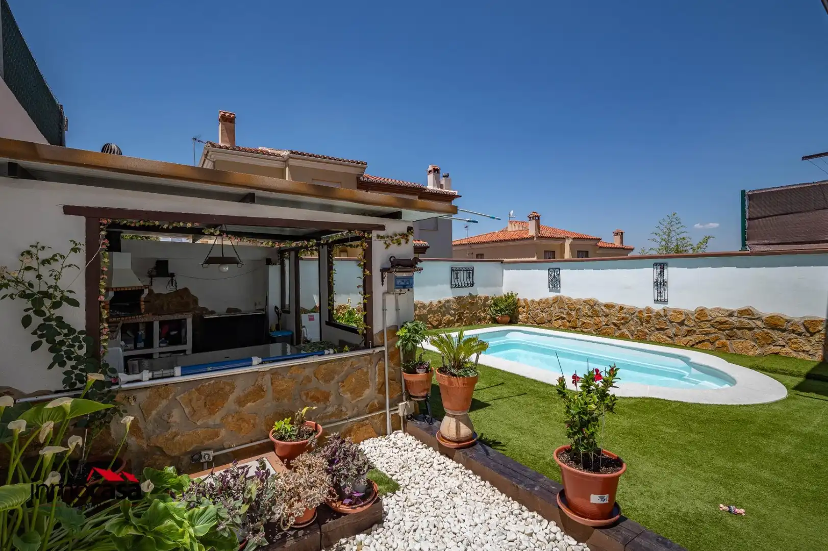 Piscina de Casa adosada en venta en Jun con Aire acondicionado, Jardín privado y Piscina