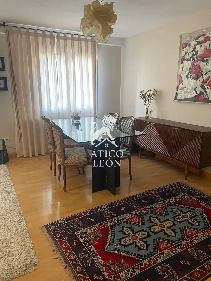 Comedor de Piso en venta en León Capital  con Calefacción y Trastero