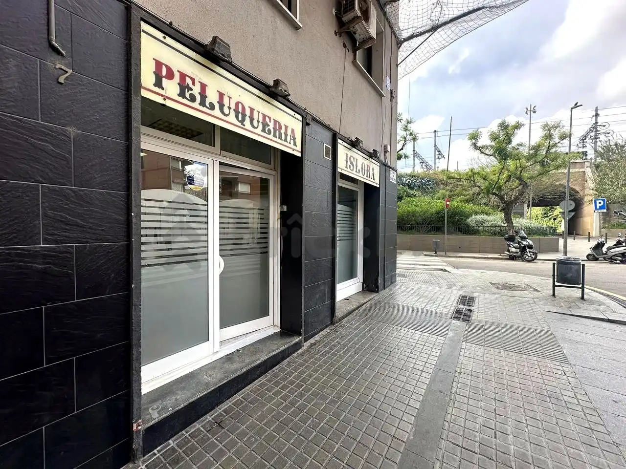 Vista exterior de Local en venta en L'Hospitalet de Llobregat con Aire acondicionado