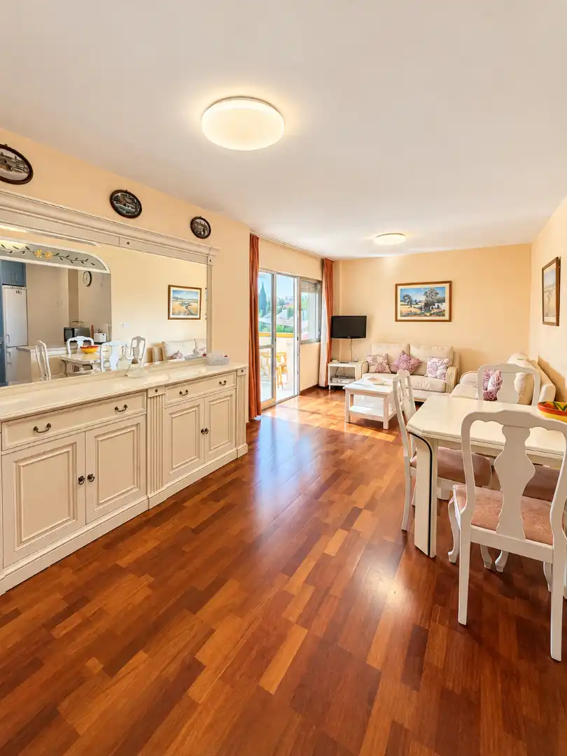 Menjador de Apartament en venda en Torremolinos amb Aire condicionat, Terrassa i Moblat