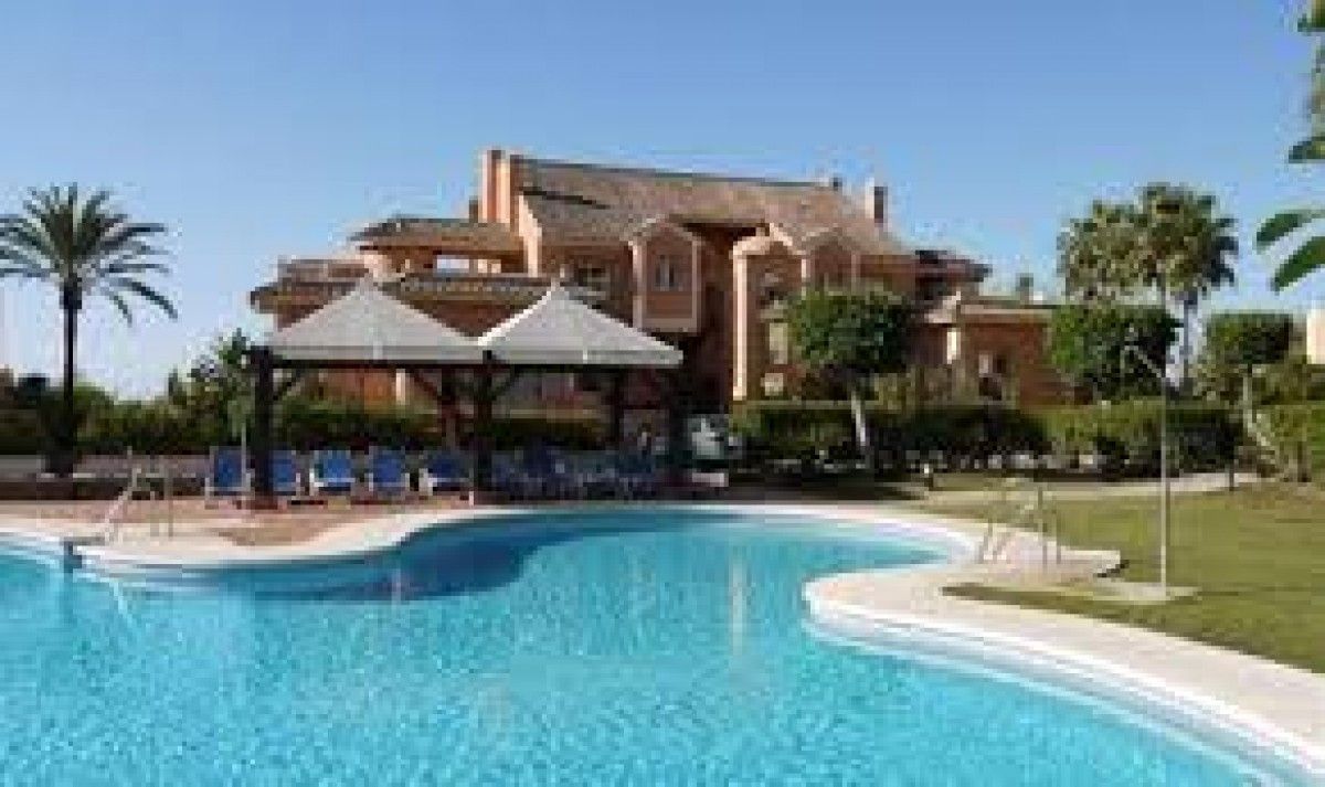 Vista exterior de Dúplex en venda en Marbella amb Aire condicionat, Terrassa i Piscina
