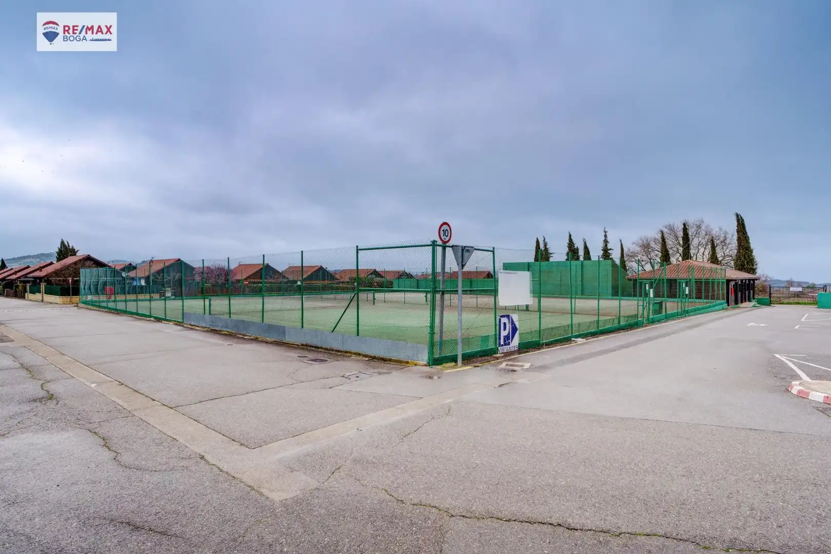 Parking de Casa adosada en venta en Ayegui / Aiegi con Aire acondicionado, Jardín privado y Terraza