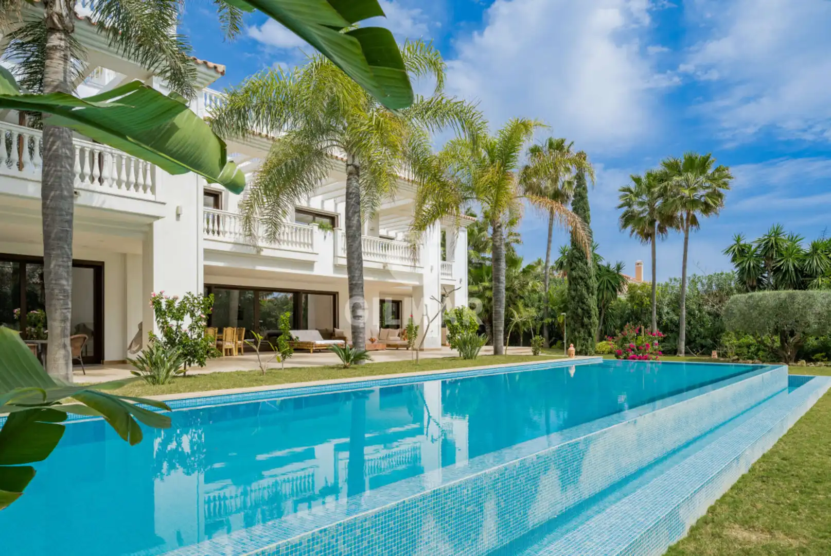 Vista exterior de Casa o xalet en venda en Estepona amb Calefacció, Jardí privat i Piscina