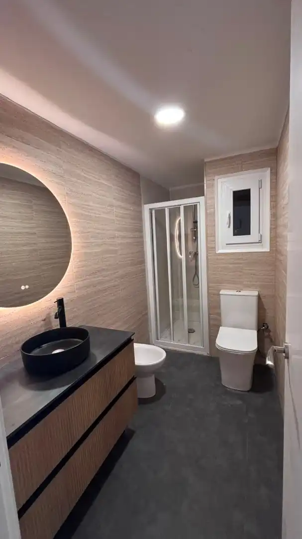 Baño de Piso en venta en Girona con Parquet, Horno y Balcón