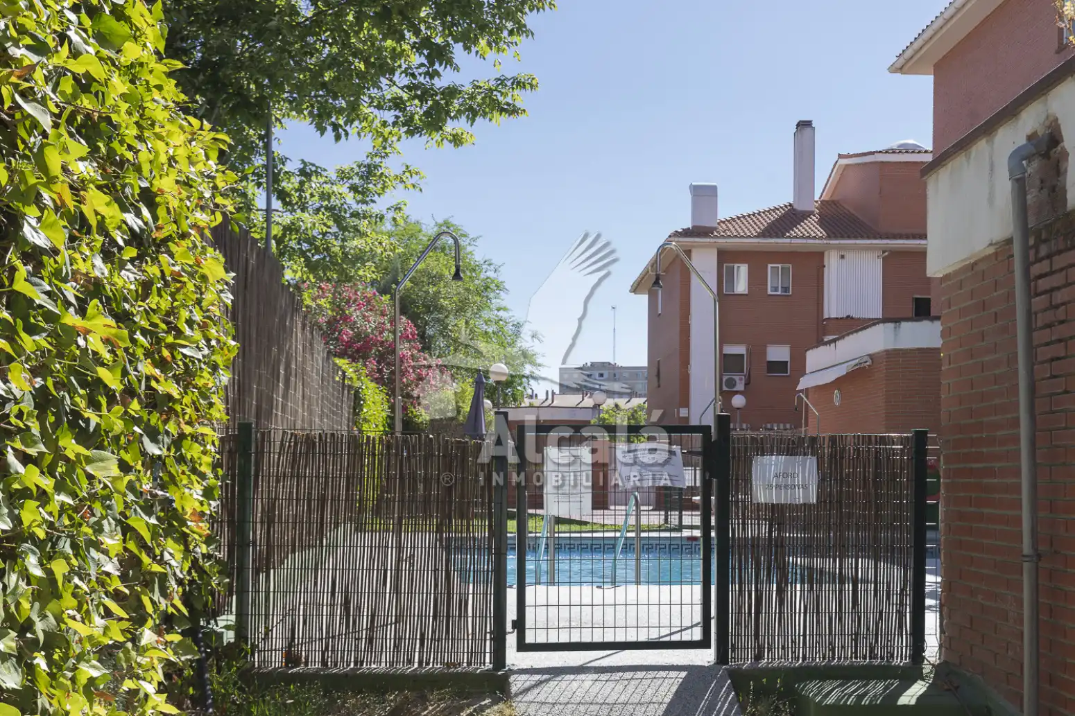 Vista exterior de Piso en venta en Alcalá de Henares con Calefacción, Parquet y Piscina