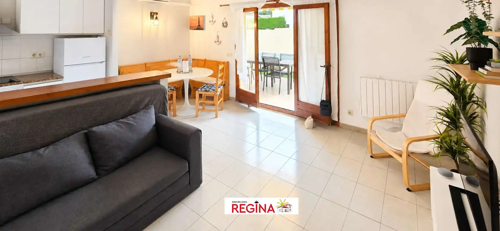Sala de estar de Casa adosada en venta en L'Escala con Aire acondicionado, Terraza y Amueblado