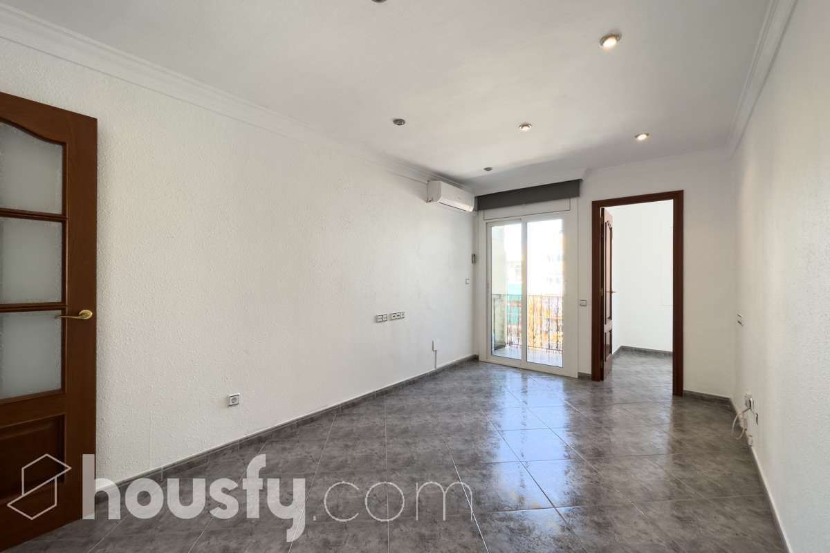 Flat for sale in Santa Coloma de Gramenet  with Air Conditioner