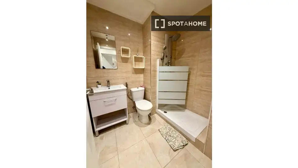 Bathroom of Flat for rent in Valencia  with Air Conditioner, Heating and Furnished