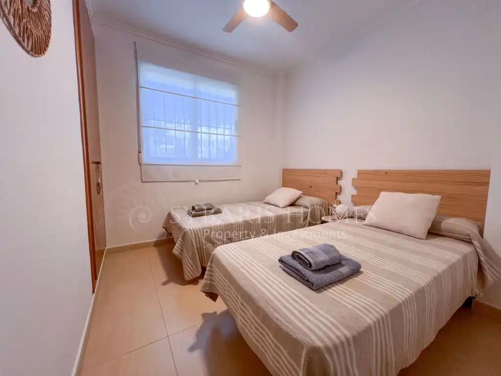 Habitación de Apartamento de alquiler en Dénia con Aire acondicionado, Jardín privado y Terraza