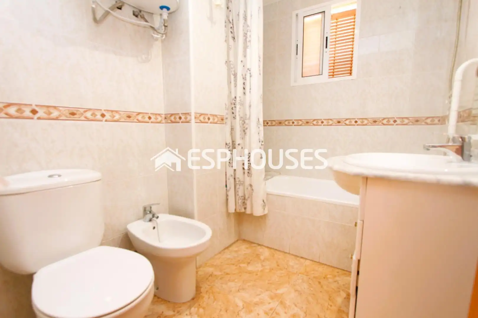 Baño de Apartamento en venta en Guardamar del Segura con Terraza, Amueblado y Balcón