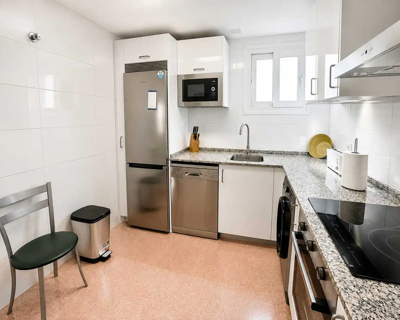 Küche von Dachboden zur Miete in Manilva mit Klimaanlage, Terrasse und Möbliert