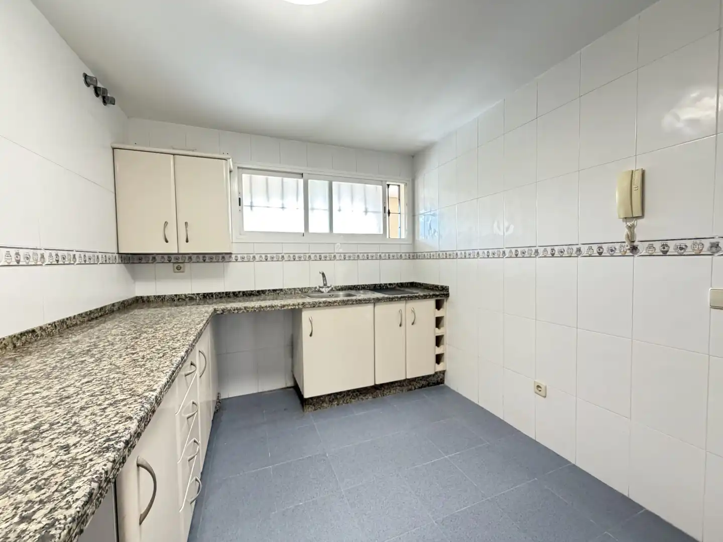 Cocina de Dúplex en venta en Estepona con Terraza, Piscina y Piscina comunitaria