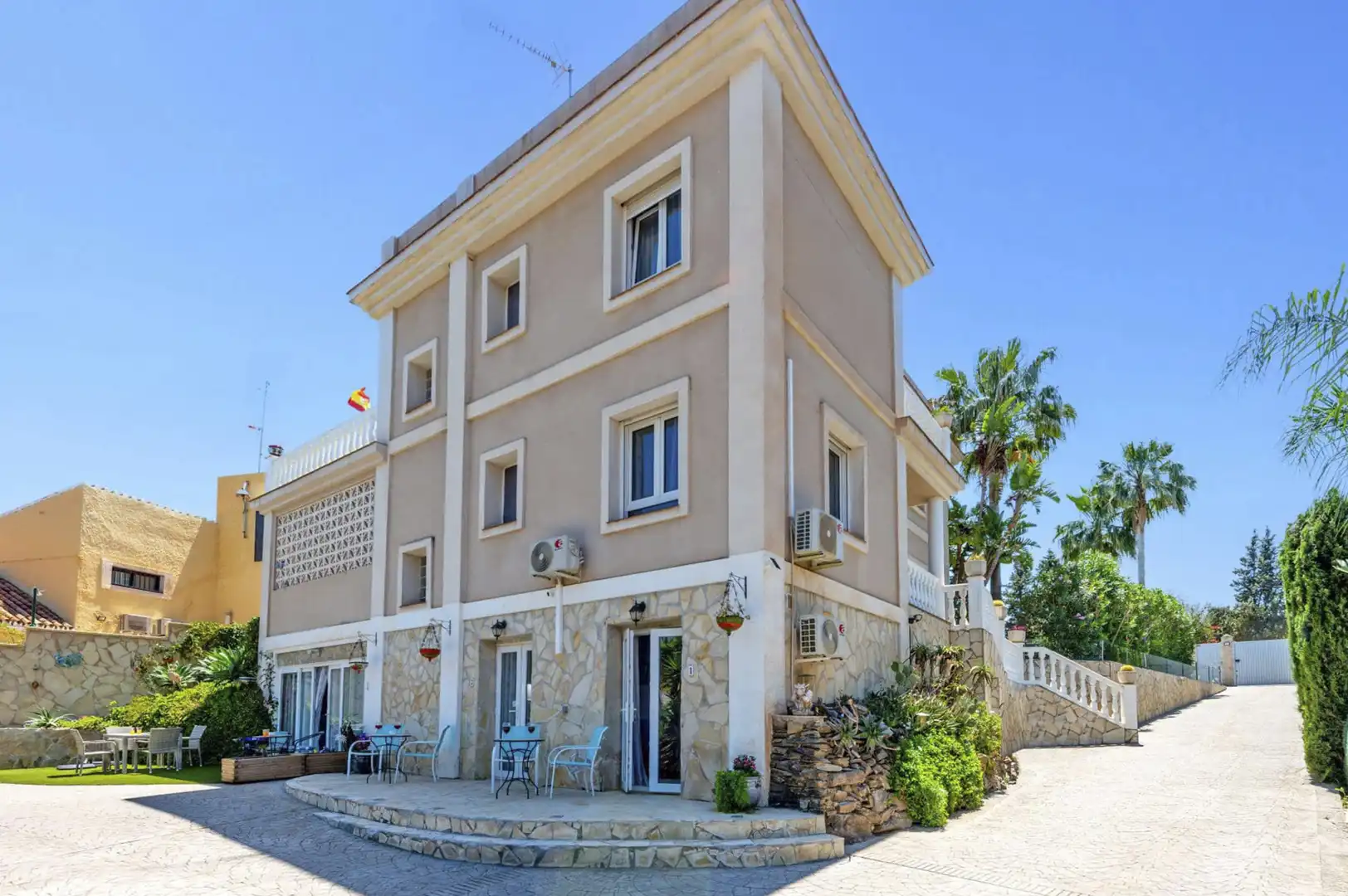 Vista exterior de Casa o xalet en venda en Mijas amb Jardí privat i Piscina