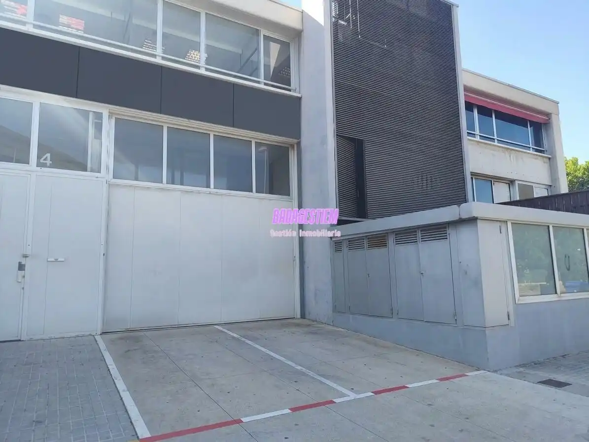 Parkplatz von Fabrikhallen zur Miete in Badalona