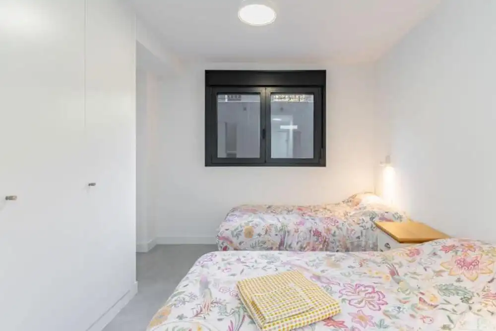Habitación de Apartamento de alquiler en Estepona con Aire acondicionado, Jardín privado y Terraza