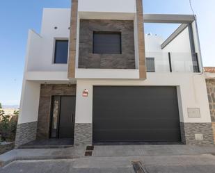 Vista exterior de Casa adosada en venda en Escúzar amb Aire condicionat, Terrassa i Balcó