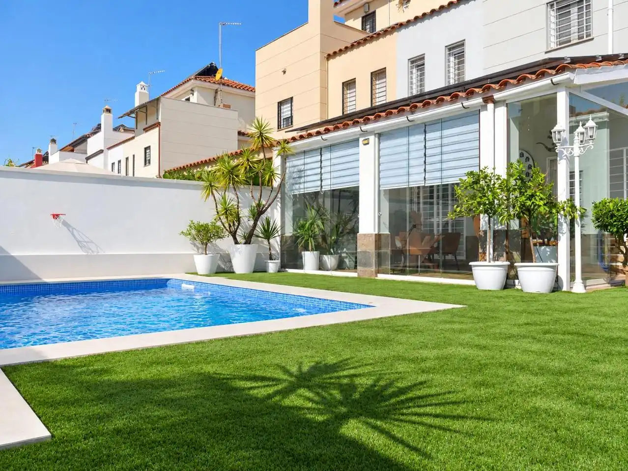 Piscina de Casa adosada en venda en Bormujos amb Aire condicionat, Jardí privat i Terrassa