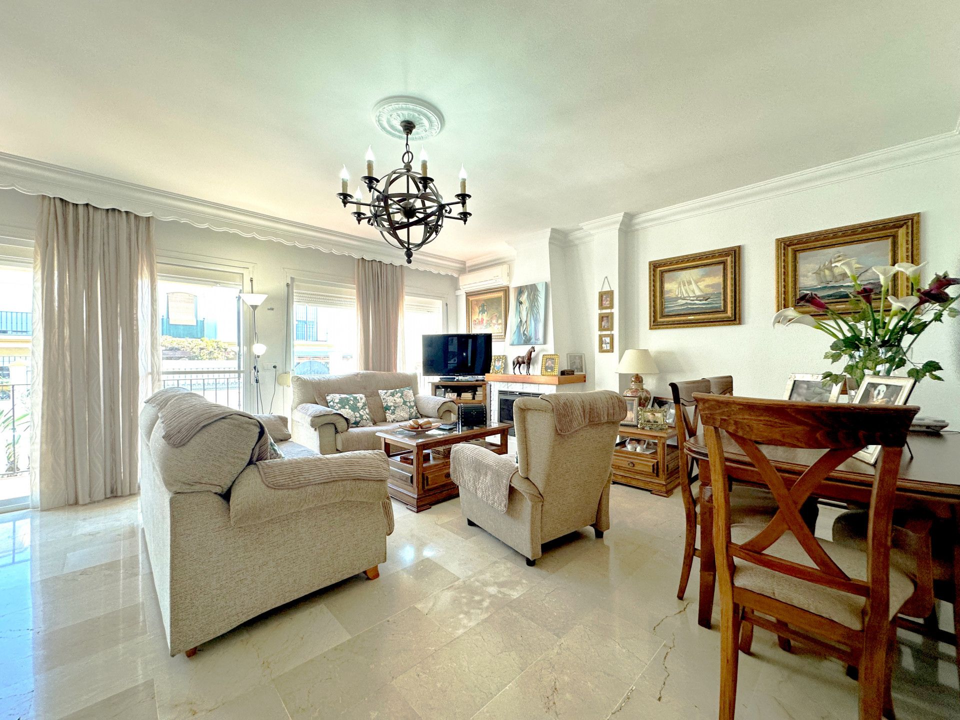 Sala d'estar de Casa adosada en venda en Estepona amb Aire condicionat, Terrassa i Traster