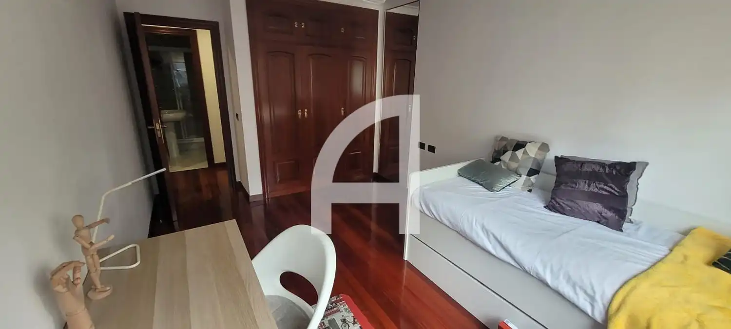 Habitación de Piso de alquiler en Vigo  con Calefacción, Trastero y Amueblado