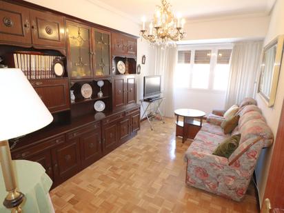 Sala d'estar de Pis en venda en Vitoria - Gasteiz amb Calefacció, Parquet i Traster