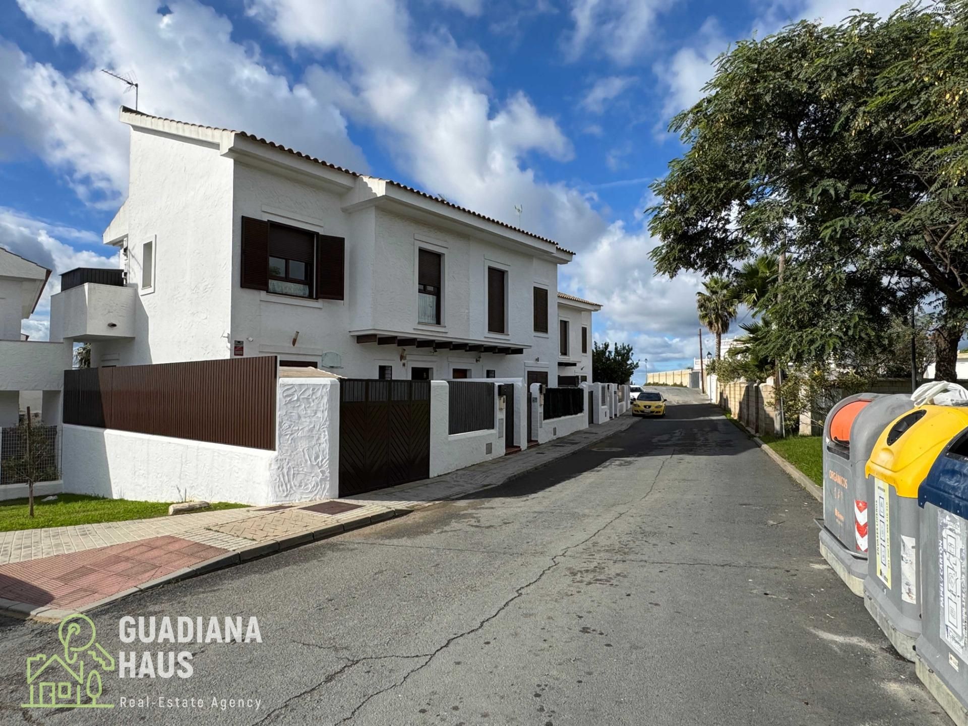 Exterior view of Single-family semi-detached for sale in Villablanca  with Air Conditioner, Private garden and Terrace